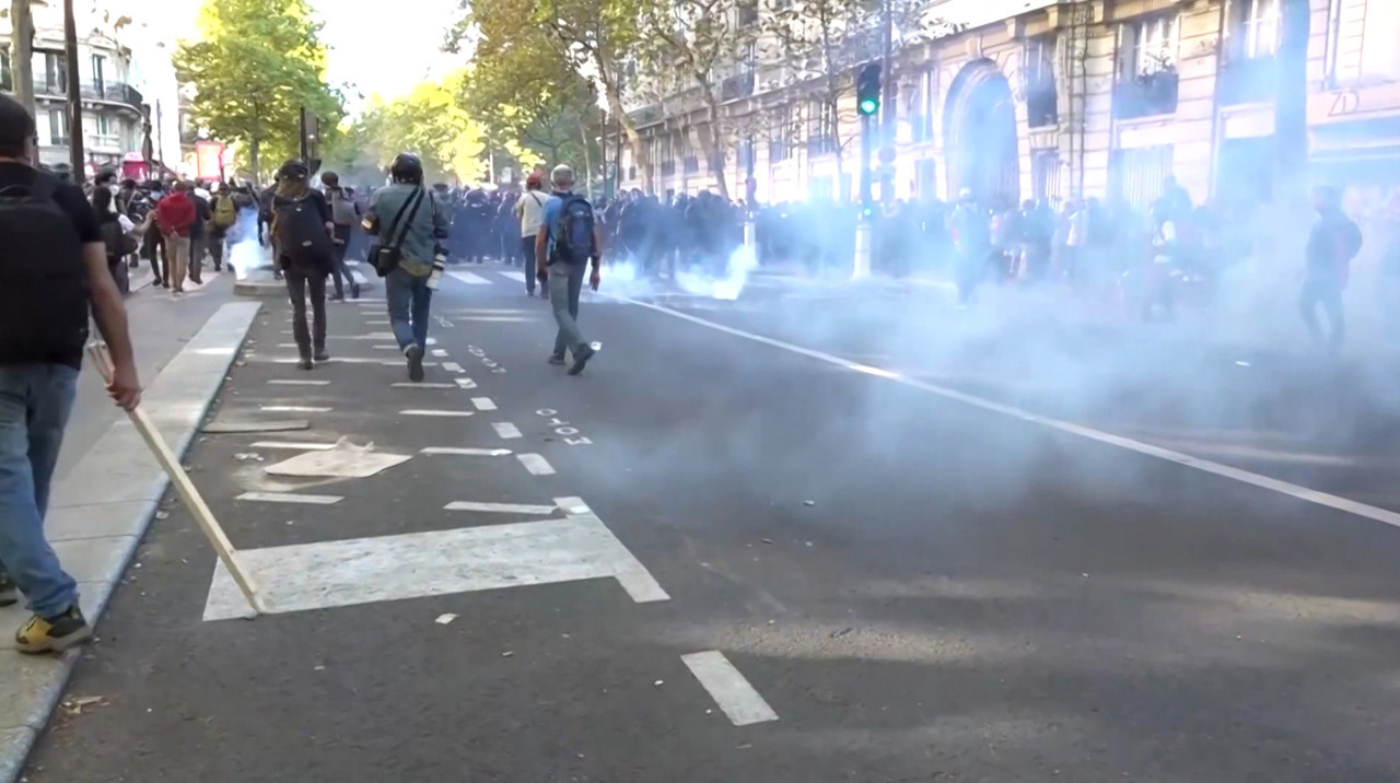 Протесты против мер жесткой экономии во Франции: есть пострадавшие, задержаны более 300 человек 
