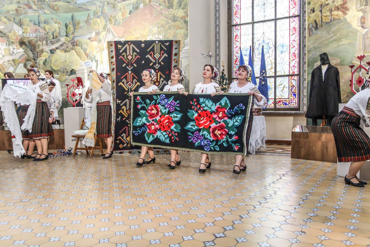 Peste 2.000 de vizitatori la Târgul Național al Covorului: expoziții, meșteri, muzică și ateliere care au adus tradiția mai aproape