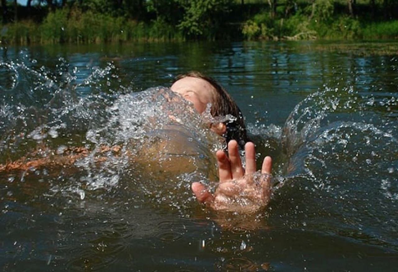 В Кишиневе спасатели помогли двум тонущим подросткам выбраться из воды