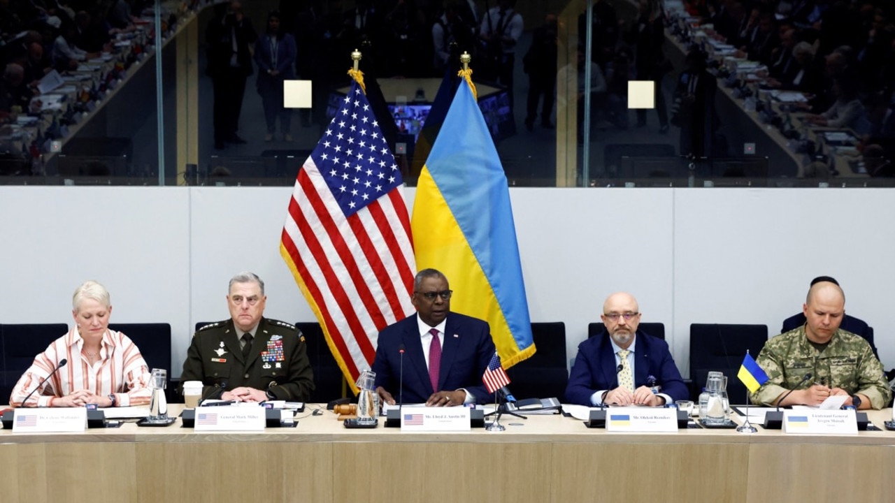 Miniștrii Apărării ai țărilor NATO s-au întrunit la Bruxelles. Livrările urgente de muniție și arme grele către Ucraina, pe agenda discuțiilor