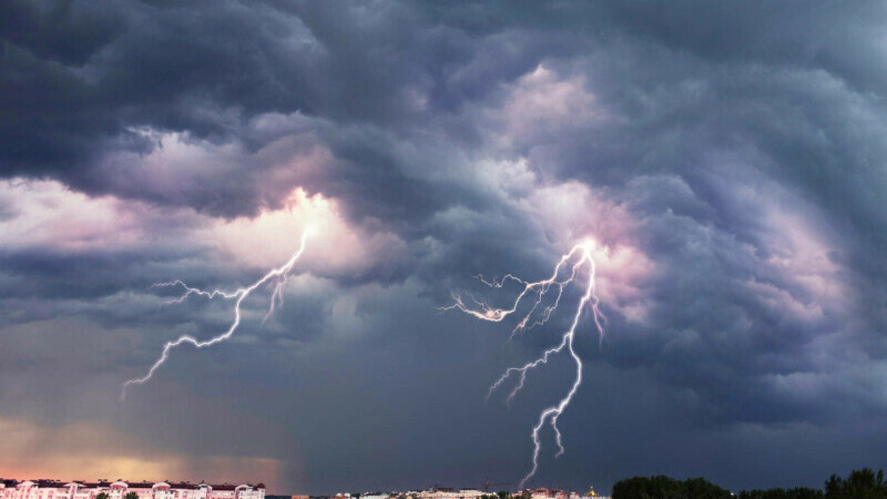 Vin ploile! Meteorologii au emis cod galben de averse cu descărcări electrice pe întreg teritoriul țării