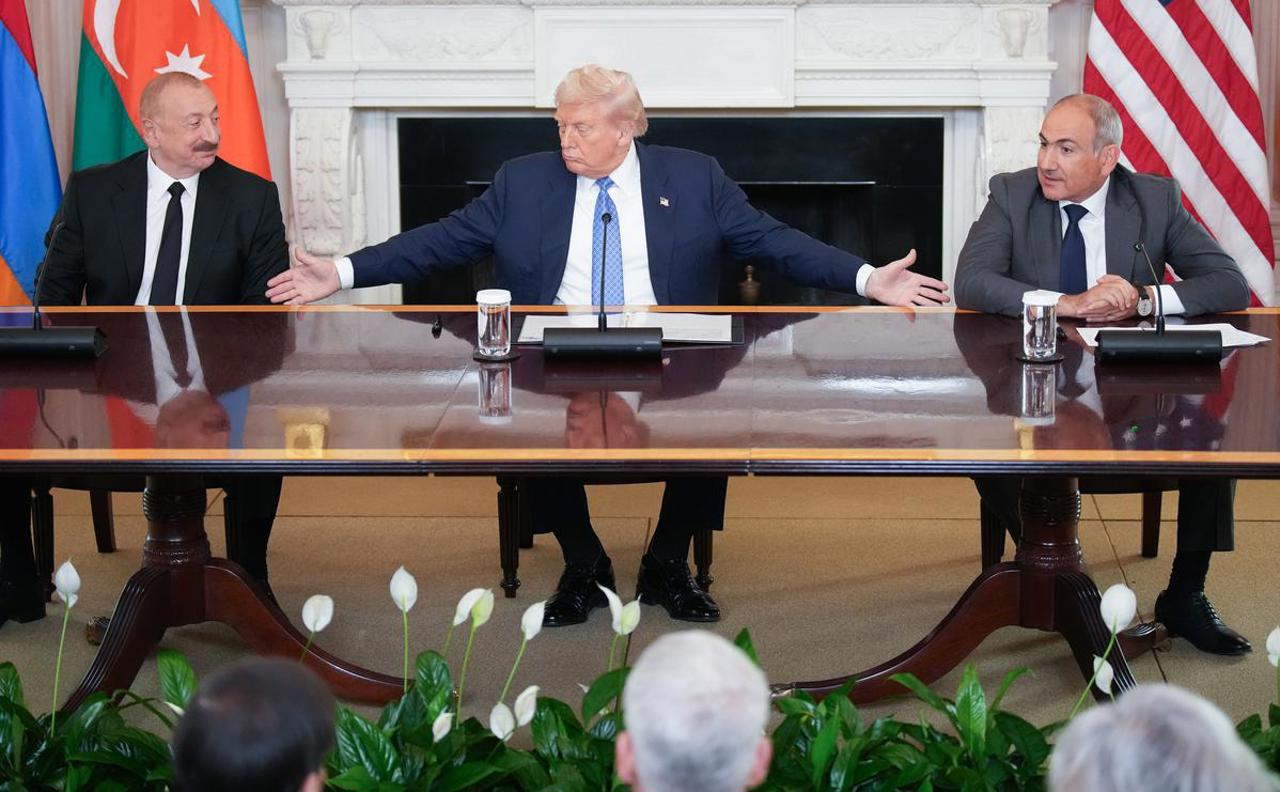 Armenia and Azerbaijan sign White House peace agreement