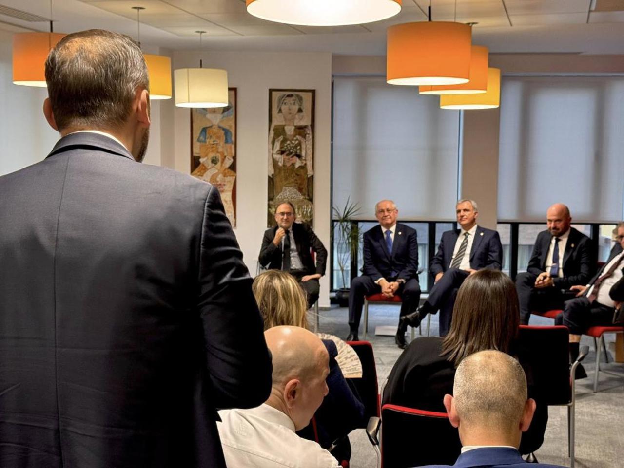 Premierul Munteanu a prezentat la București oportunitățile de investiții în domeniile energetic și IT din R. Moldova