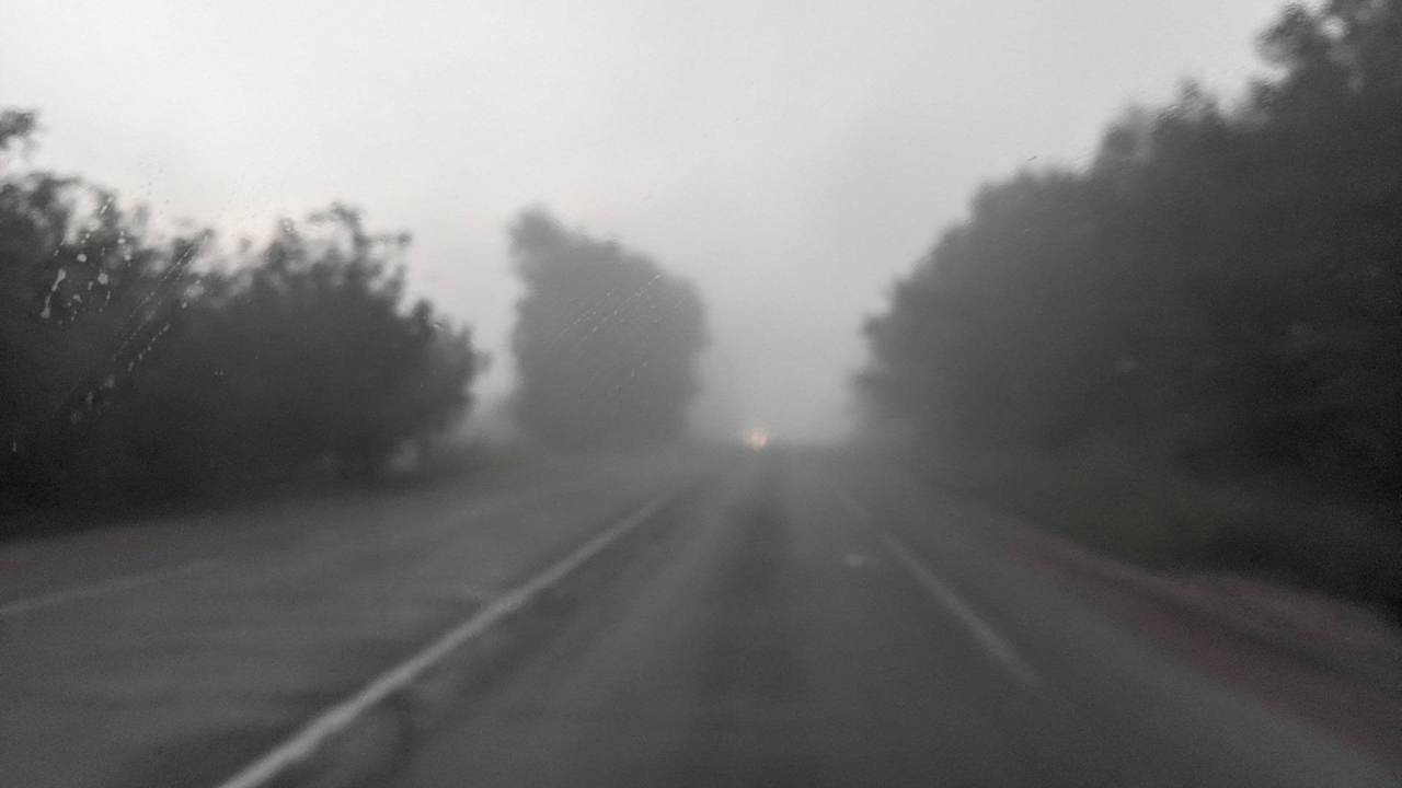 Ceață densă pe drumurile din țară. Șoferii sunt îndemnați să fie prudenți