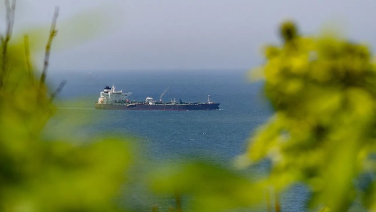 Ieftinire pe piața țițeiului: Prețul petrolului scade la minimul ultimelor două săptămâni, pe fondul discuțiilor dintre SUA și Iran