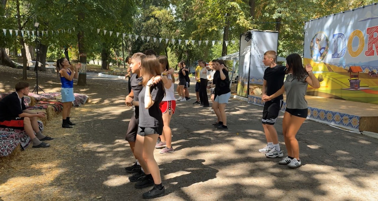 Tineri din diasporă și din R. Moldova își consolidează legăturile culturale la Tabăra DOR 