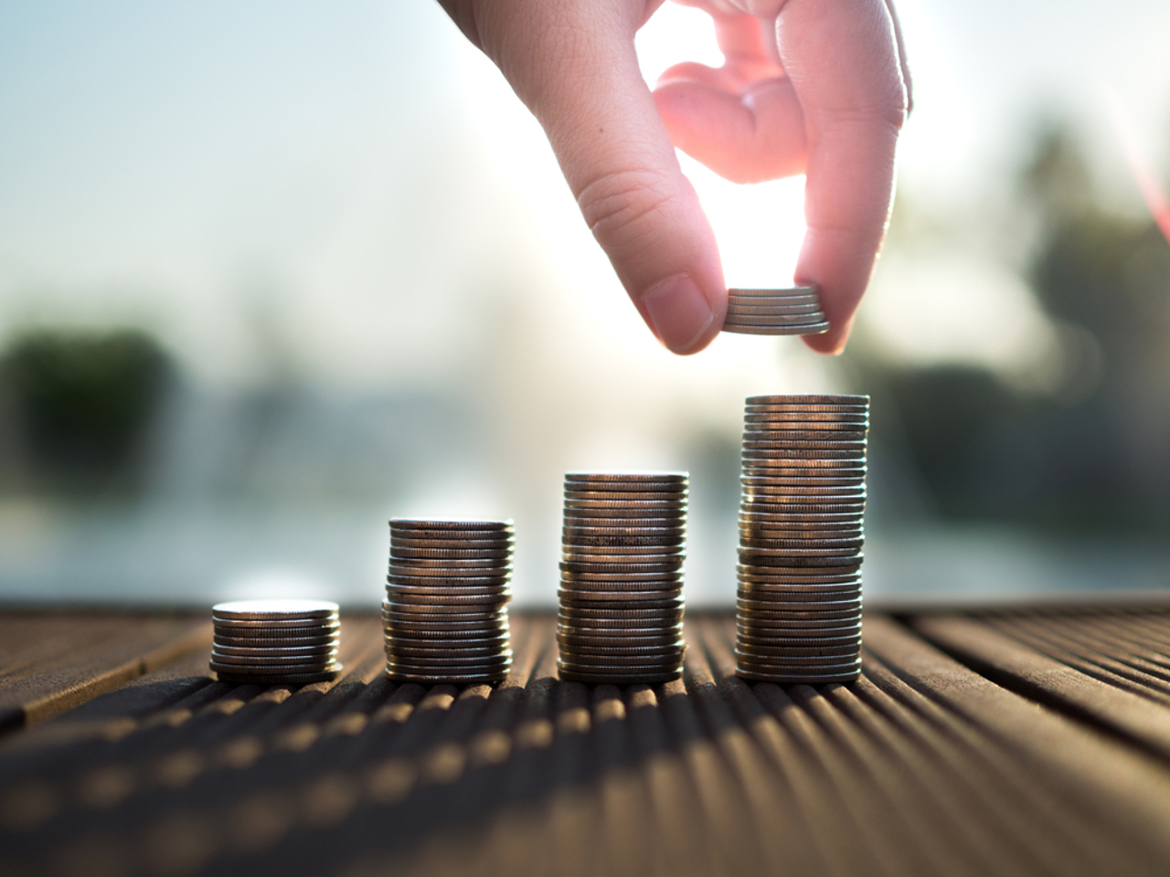 BNS: În 2024, comparativ cu 2023, câștigul salarial mediu lunar a crescut în termeni reali cu 9%. Care sunt cele mai bine plătite joburi