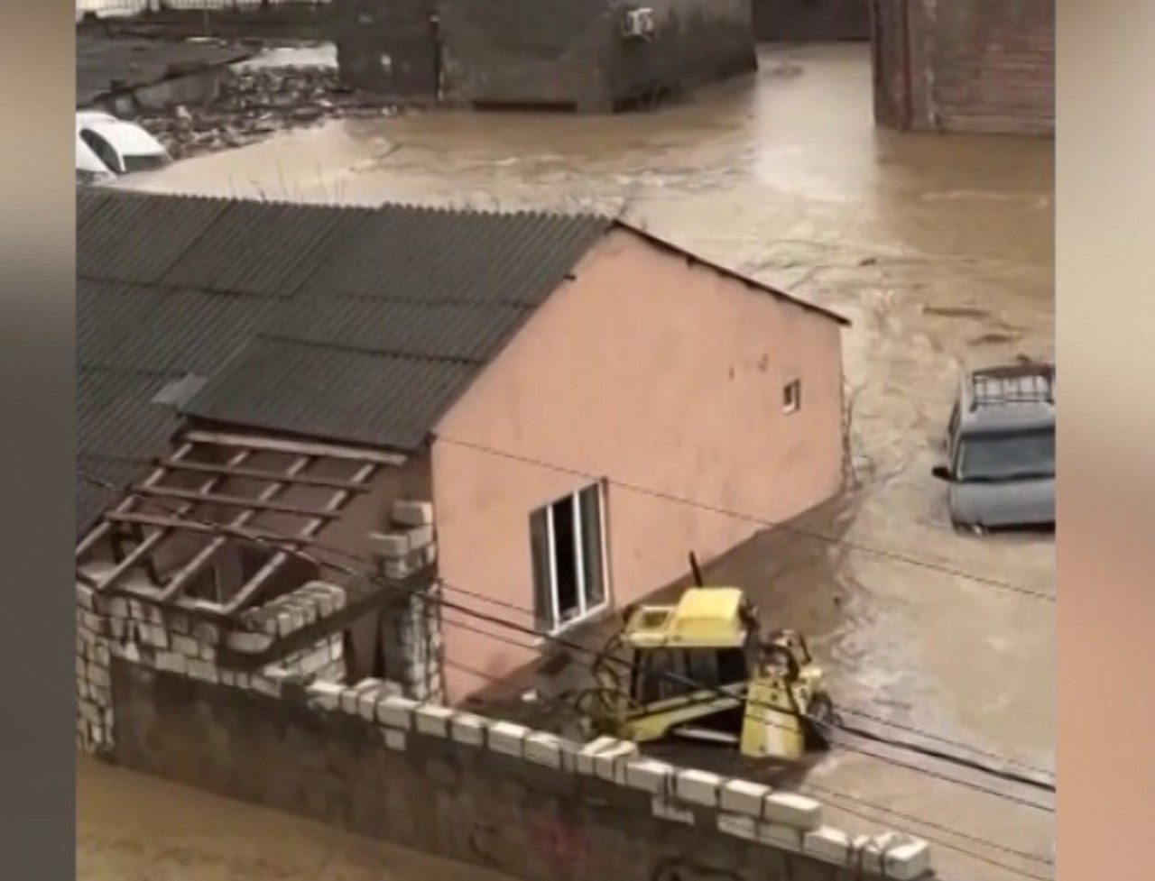 Daghestanul este afectat de grave inundații. Oameni evacuați, sute de case și infrastructura au fost distruse 