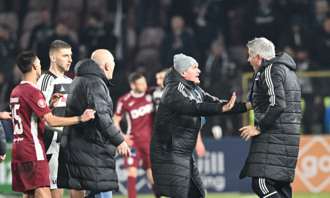Derby cu „scântei” la Cluj! Antrenorul echipei  „Universitatea”, Cristiano Bergodi, a sărit să-l bată pe un fotbalist de la CFR