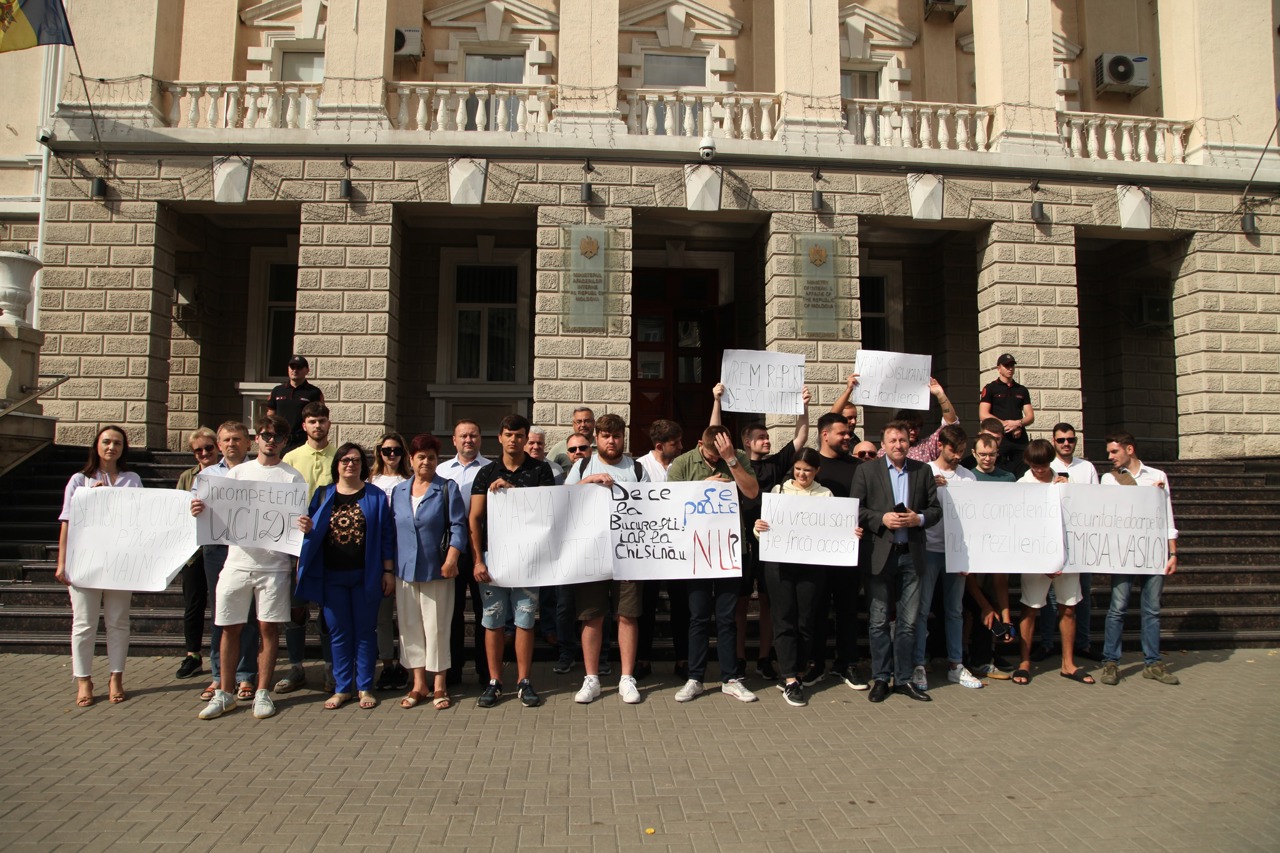 Flashmob la Ministerul de Interne. Coaliția pentru Unitate și Bunăstare cere demisia lui Rosian Vasiloi și Anei Revenco