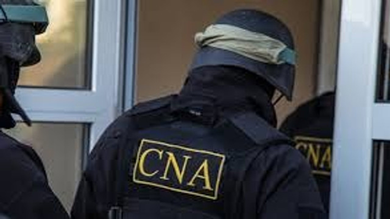 Surse: Fiul unui fost procuror, reținut după ce ar fi cerut 400.000 de dolari pentru influențarea justiției