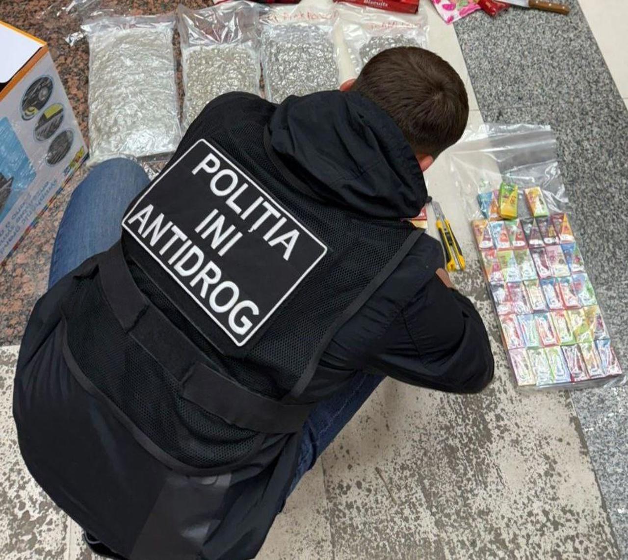 Rețea de trafic de droguri, anihilată: captură de 2.5 milioane de lei, trei bărbați arestați și o femeie cercetată în libertate