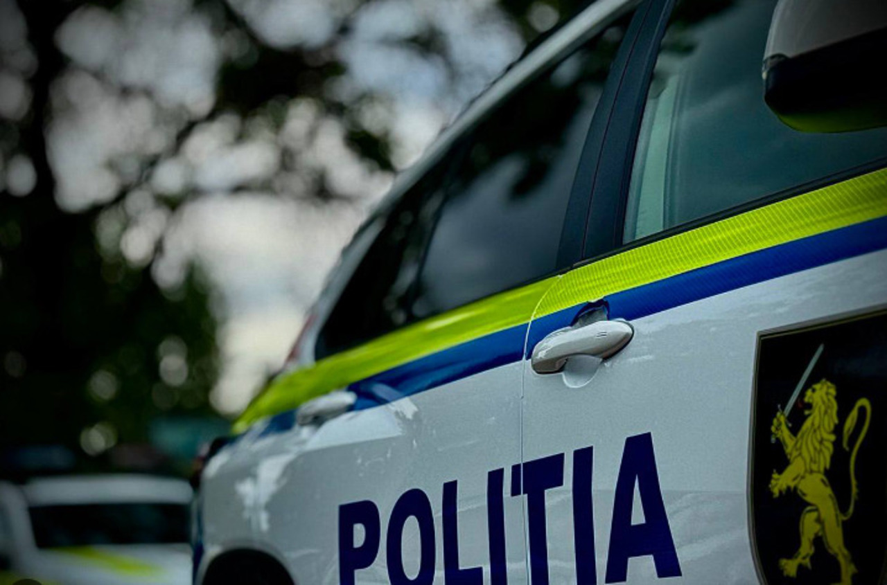 Un bărbat, găsit mort în curtea propriei gospodării din Vulcănești. Ar fi fost atacat de câinele său