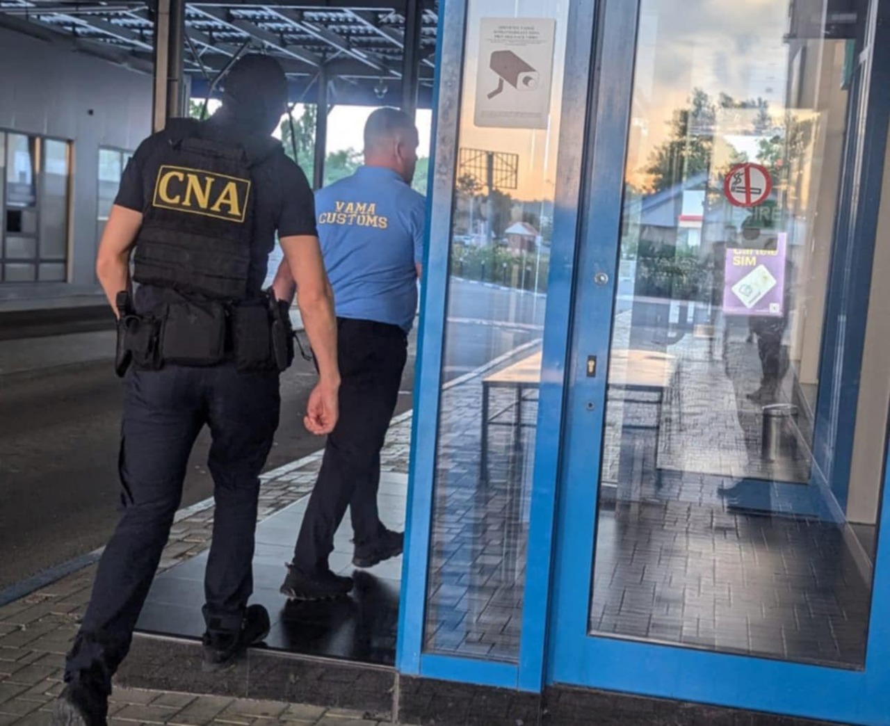 The customs officers detained by the CNA, in a corruption case in Leușeni, under house arrest for 30 days