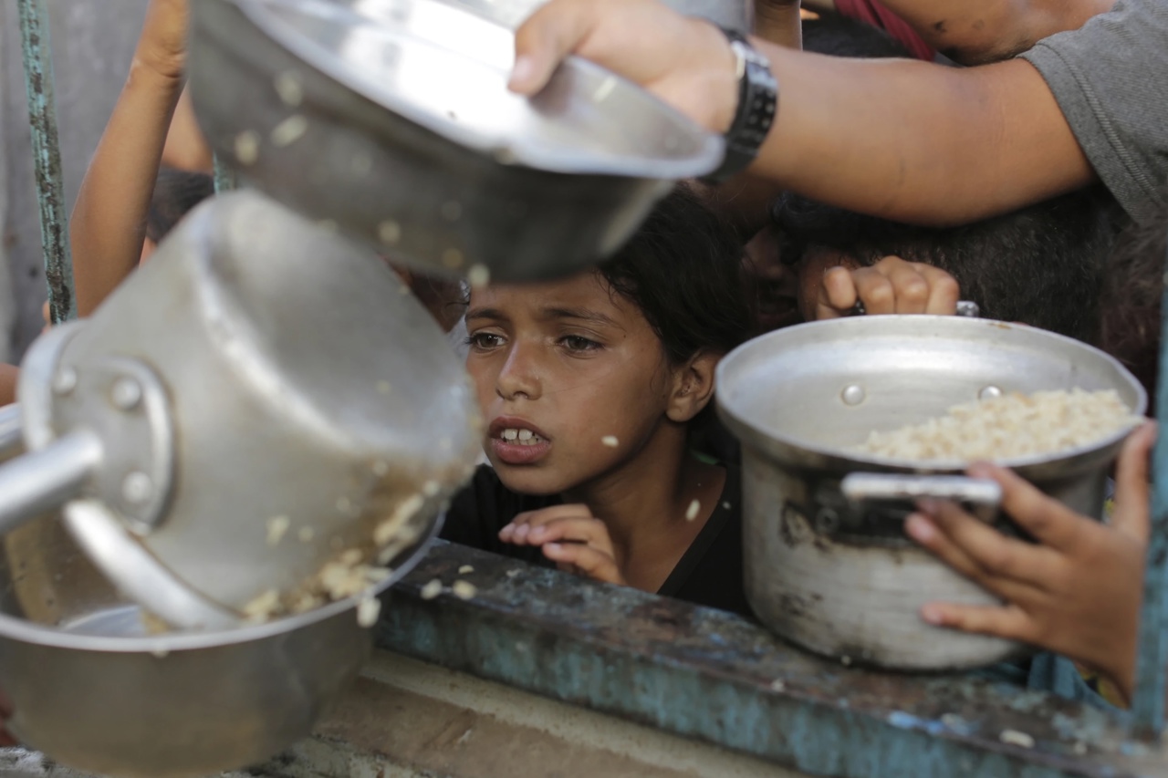 AP / Un băiat palestinian își ia porția de ajutor alimentar