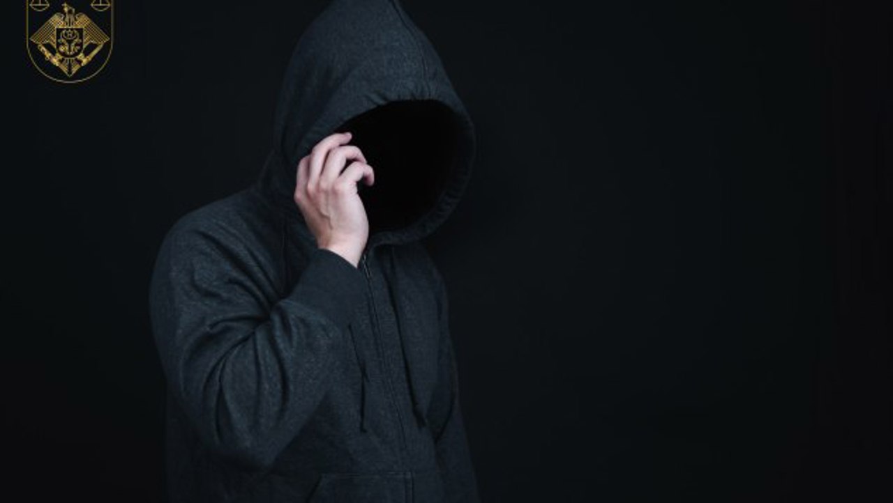 Victimă manipulată să ia credite de sute de mii de lei: 2.4 mln de lei puși în pungi și ascunși într-o pădure de lângă Chișinău
