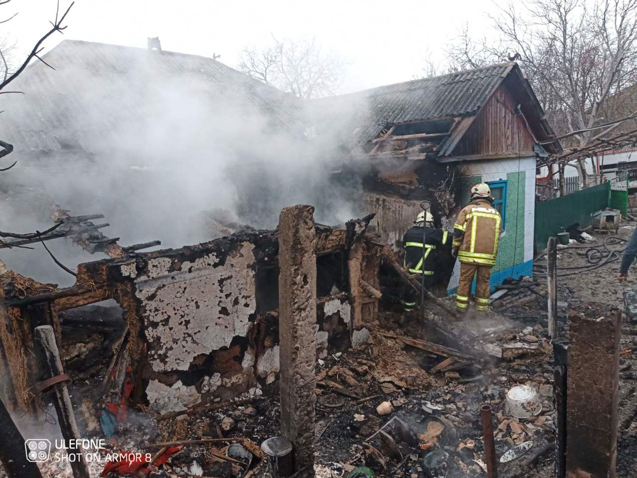 O casă din Bălășești, mistuită de incendiu. Un bărbat a fost dus la spital cu arsuri