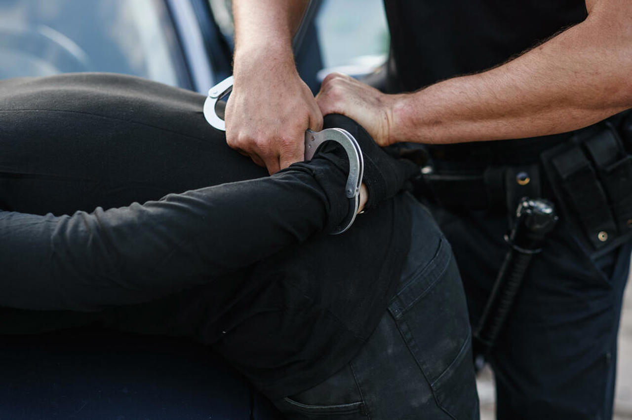 Recidivist condamnat la închisoare după ce a furat alcool și a agresat doi polițiști aflați în misiune