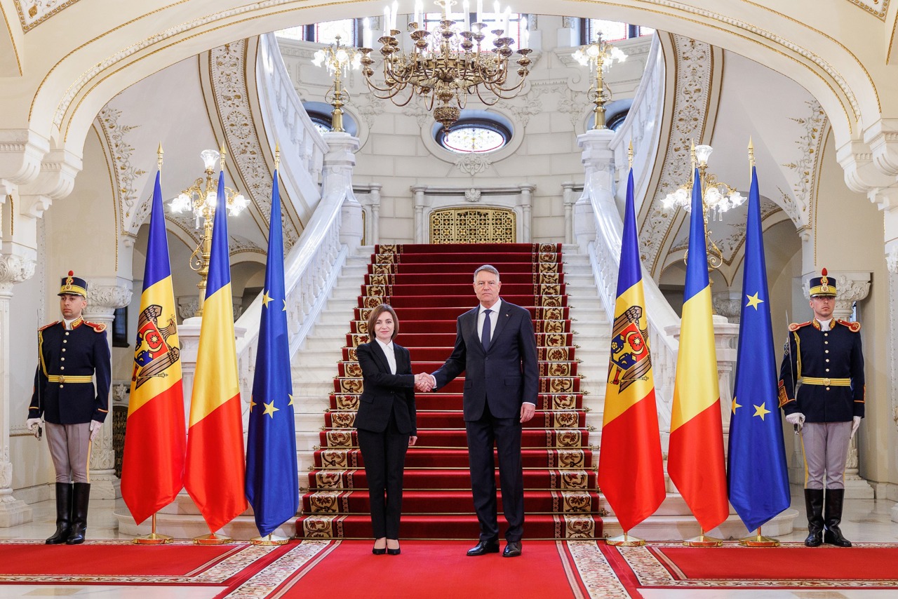 Klaus Iohannis reiterează sprijinul României pentru Republica Moldova: Maia Sandu: „În timp ce unii ne șantajează, alții ne îmbrățișează” 