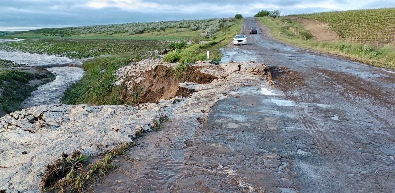 Drum inundat între Vulcănești și Slobozia Mare. Șoferii sunt sfătuiți să evite zona