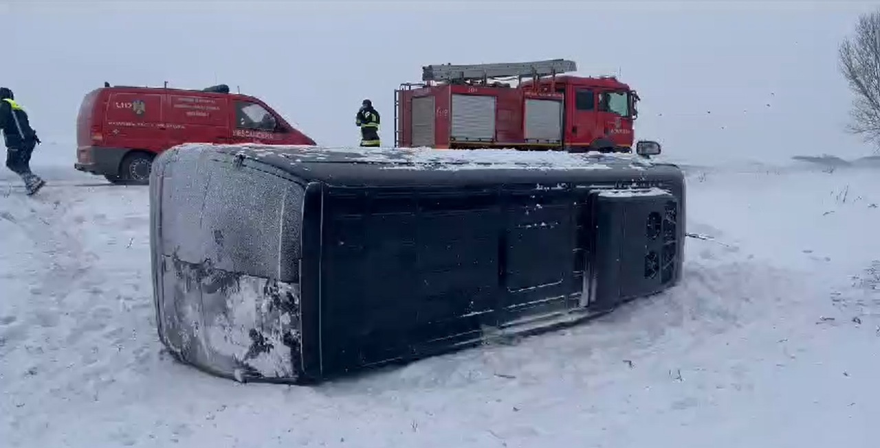 Un microbuz de pe ruta București-Chișinău s-a răsturnat în județul Gălați