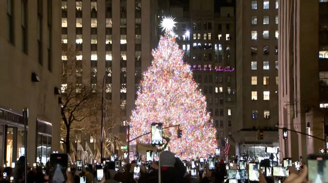 New York a aprins celebrul brad de la Rockefeller Center: 50.000 de lumini și o stea Swarovski de 400 kg