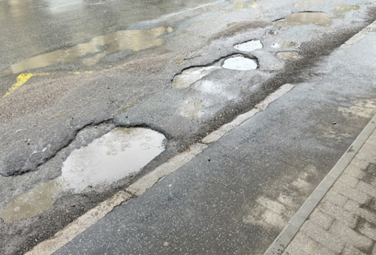 VIDEO | Atenție, șoferi! Capitala a devenit o cursă cu obstacole după ce asfaltul a cedat poleiului