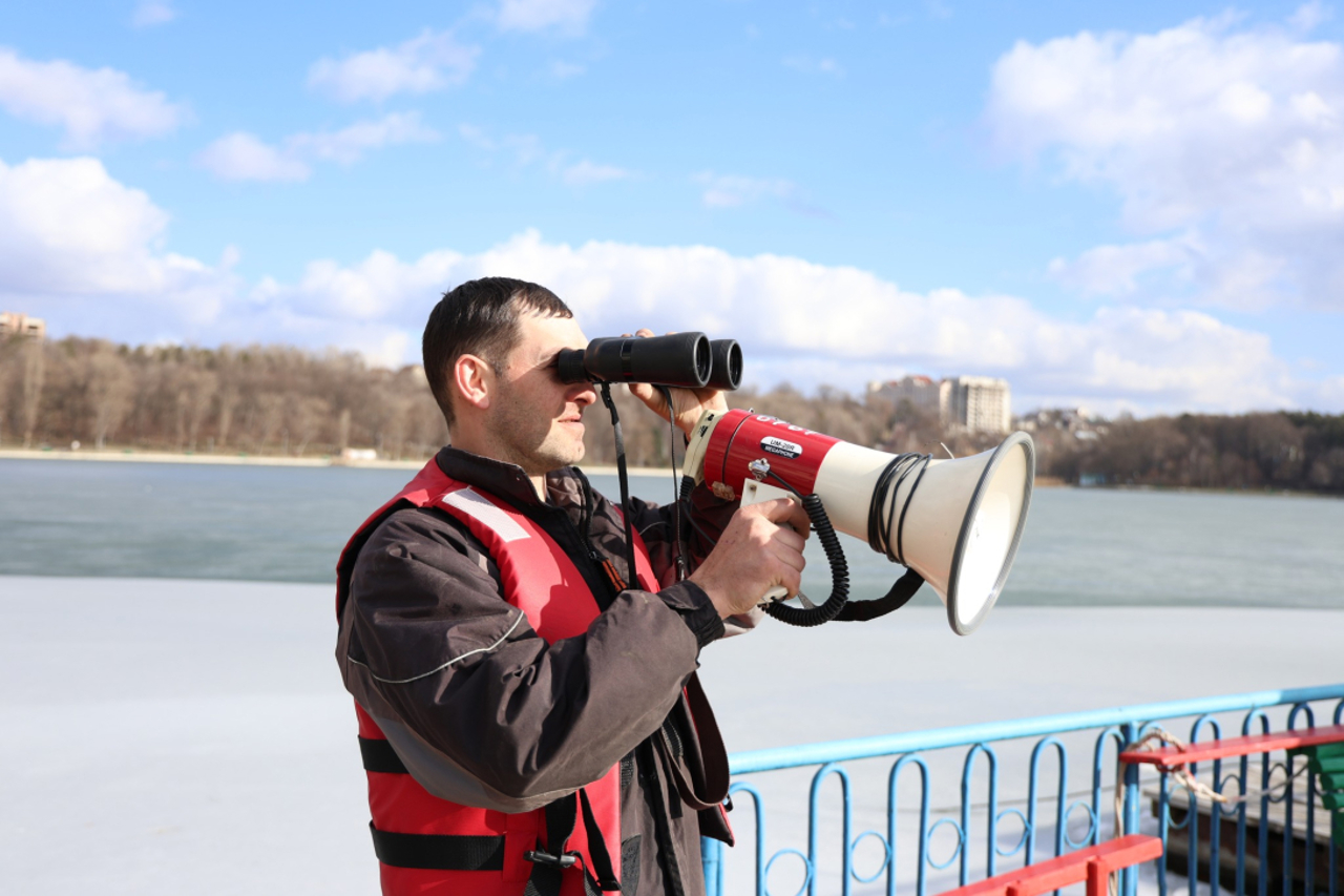 Two girls, fallen under the ice in the "Valea Trandafirilor" park in Chisinau