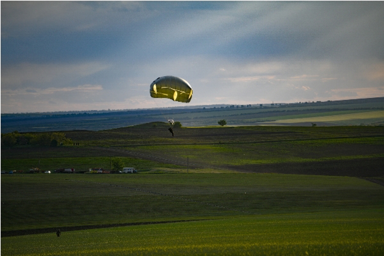 Salturi demonstrative cu parașuta executate de militarii Batalionului cu Destinație Specială „Fulger”