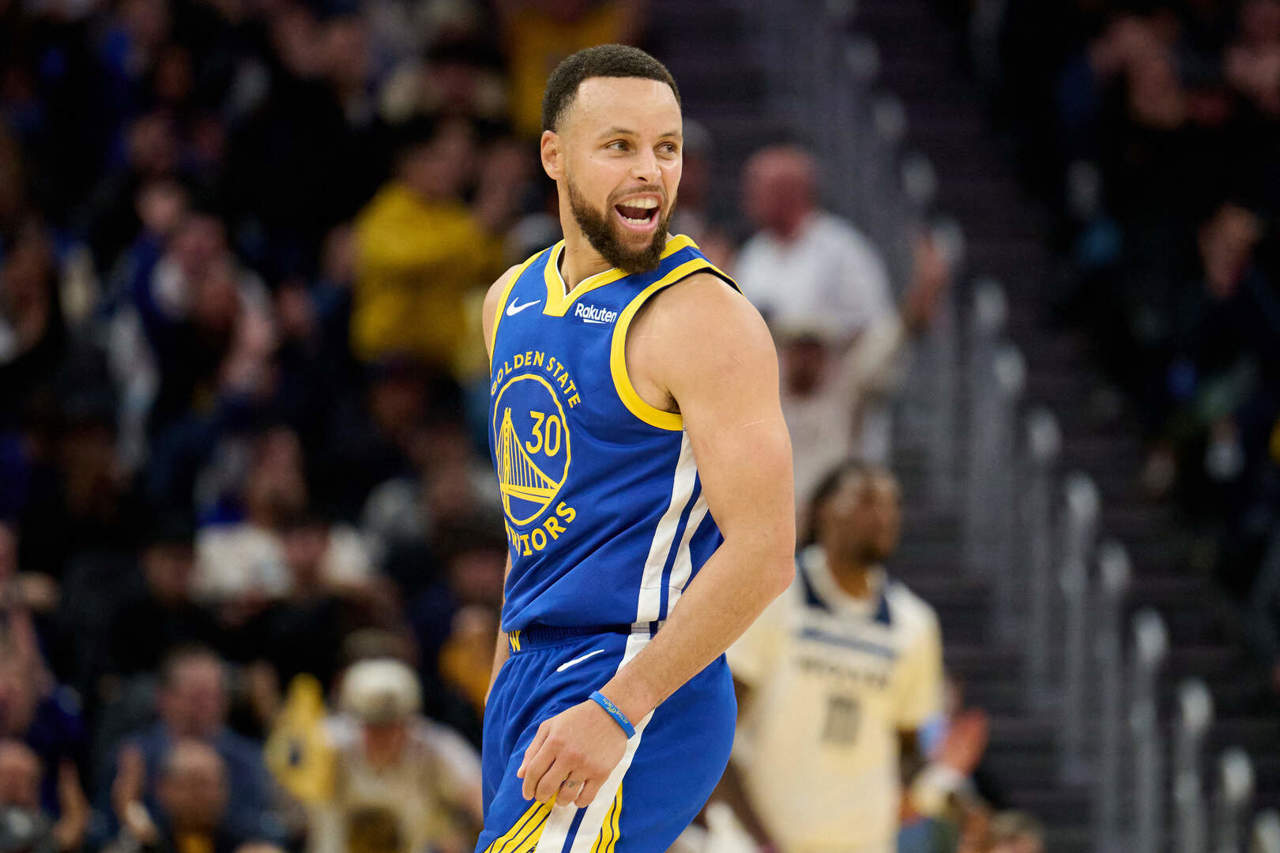 Stephen Curry a reușit o execuție incredibilă! Baschetbalistul a trimis mingea în coș cu o aruncare de la 30 de metri
