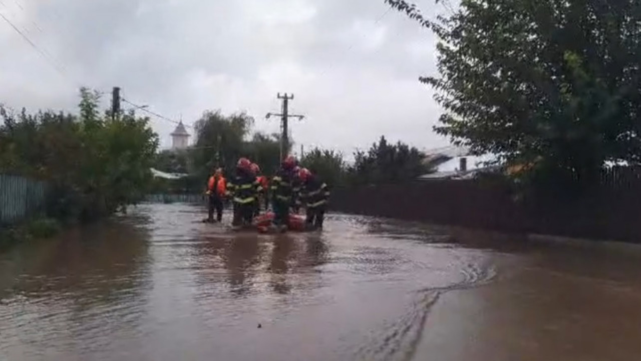 Ploi puternice în România: Două persoane au decedat în județul Galați, iar 60 de oameni au fost evacuați 