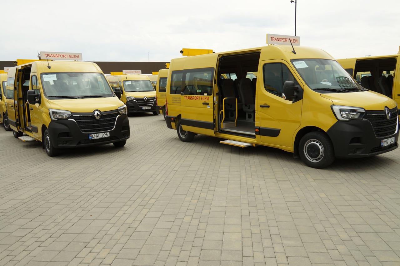 Profesorii din școlile reorganizate vor putea folosi transportul școlar către noul loc de muncă
