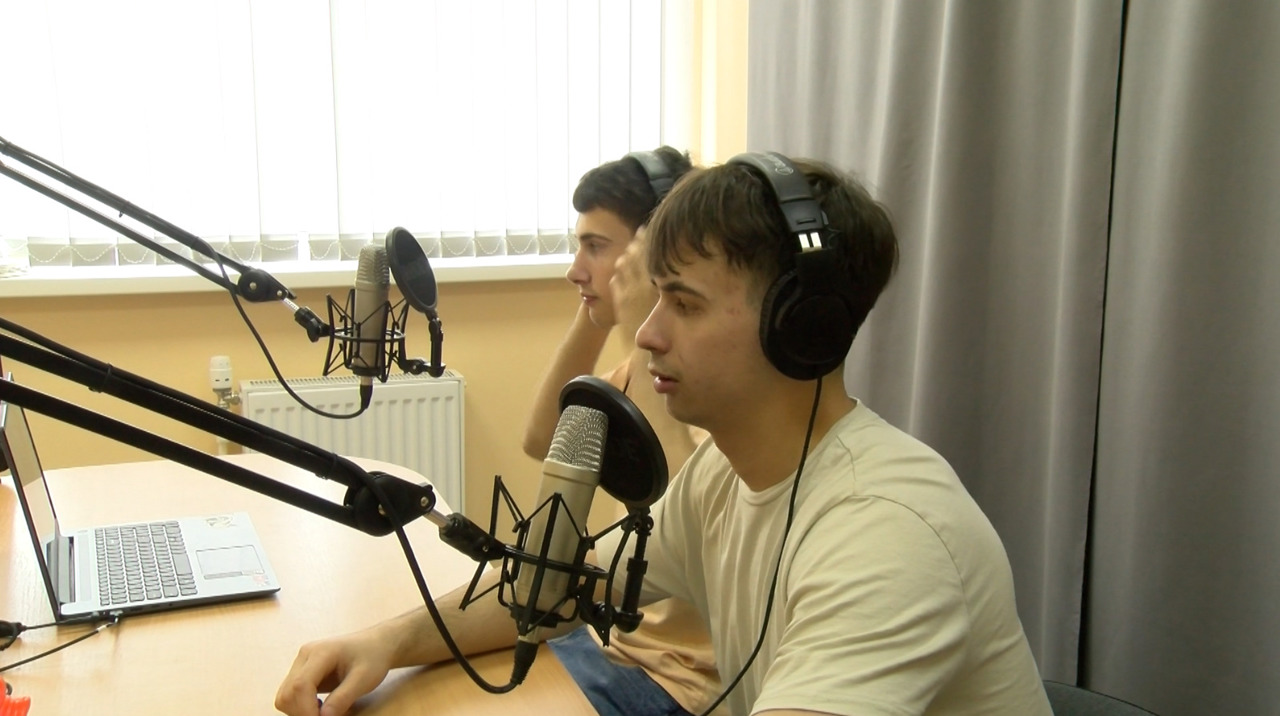 Informare din prima sursă: Un post de radio școlar, în sprijinul elevilor