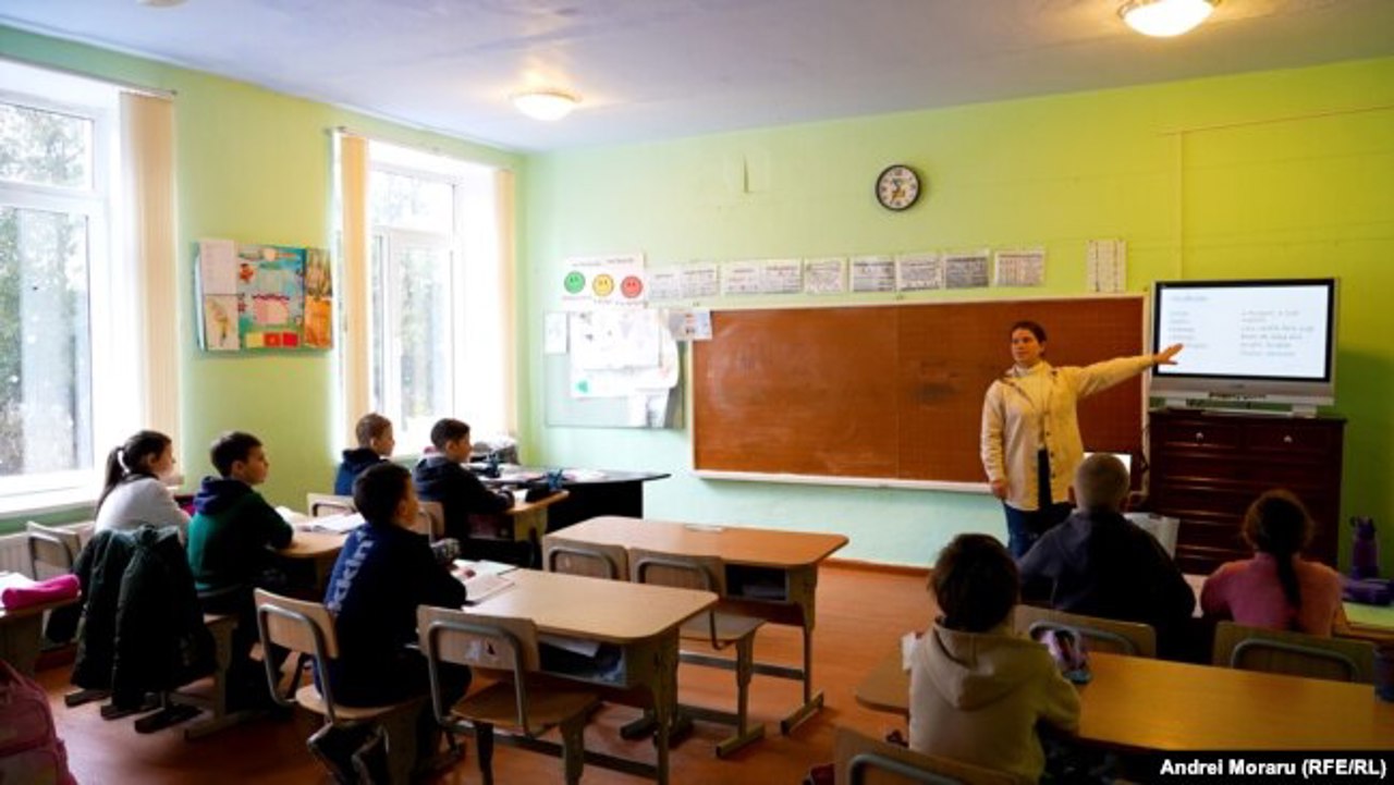 Reorganizarea școlilor mici: profesorii care vor merge să predea în alt raion ar putea beneficia de indemnizații de 15.000 de euro