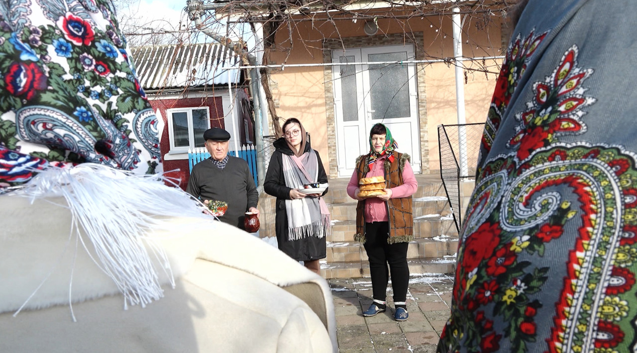 Din poartă în poartă, cu urături și colinde: Ajunul Anului Nou la Călinești