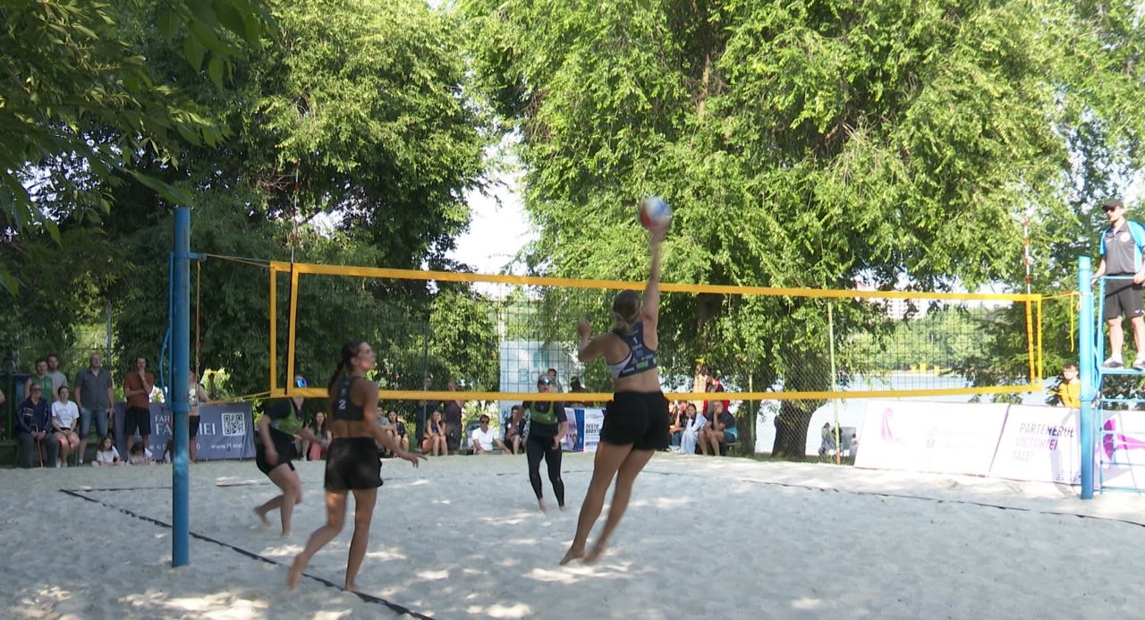 Meciuri spectaculoase la campionatul național de volei pe plajă