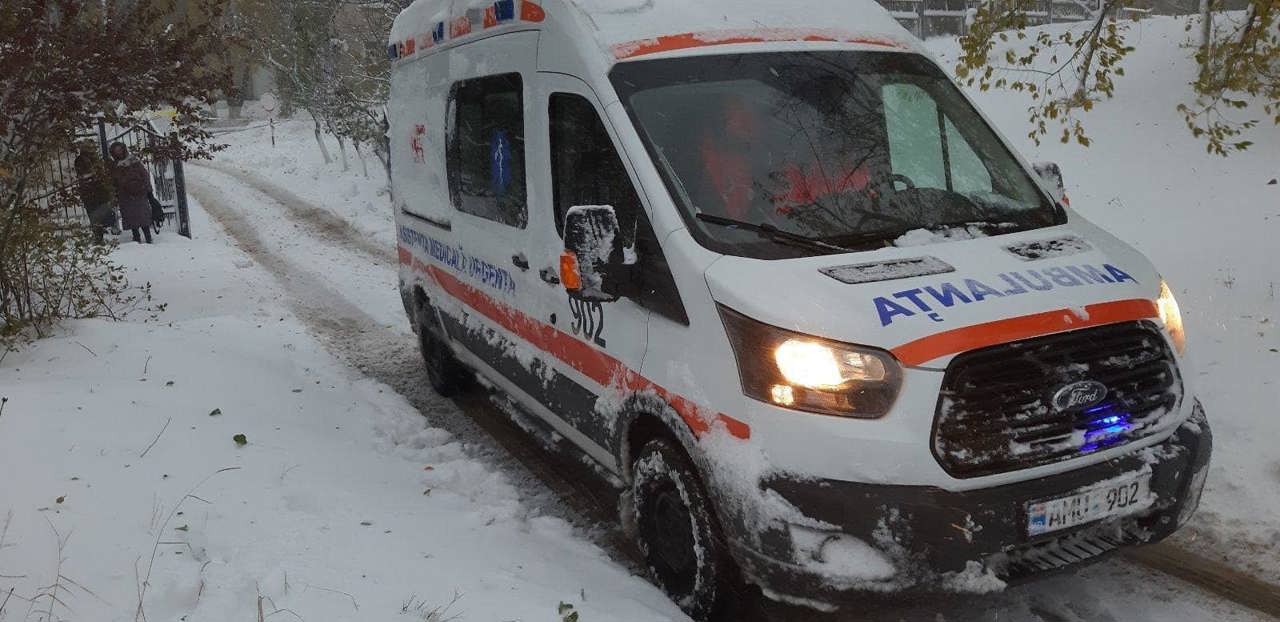 FOTO Ambulanțe și echipe medicale întâmpină dificultăți în deplasare din cauza drumurilor înzăpezite