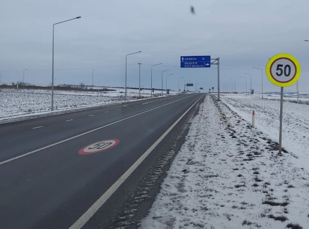 Se circulă fără dificultăți majore | Drumarii au intervenit pe mai multe sectoare de drum  