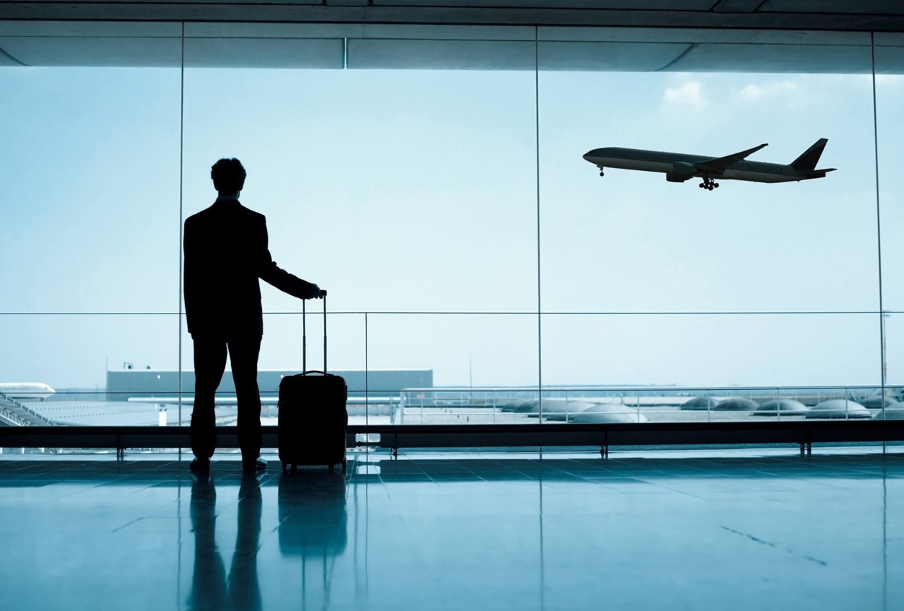 Numărul pasagerilor care aleg transportul aerian, în creștere, iar călătoriile cu trenul sunt tot mai puține. Secretar de stat: „Viitorul mobilității depinde de apropierea de standardele europene”