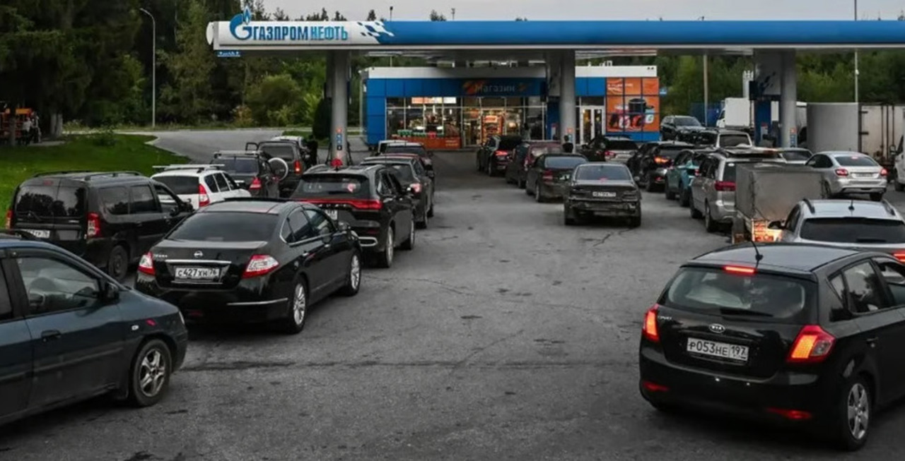 DW: Benzină greu de găsit, salarii întârziate și locuri de muncă mai puține. Cum resimt rușii problemele economice