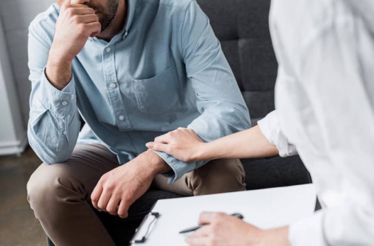 Tot mai multe persoane se adresează la centrele comunitare de sănătate mintală: Majoritatea sunt bărbați