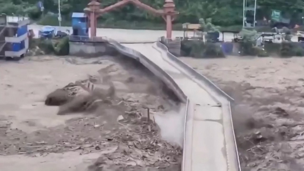 Un cutremur a declanșat o avalanșă în Nepal: Cel puțin 98 de morți, peste 800 de persoane sunt dispărute 