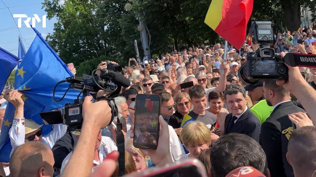 „Vrem Unire!”: mesajul pentru Nicușor Dan, care a făcut o baie de mulțime la Chișinău