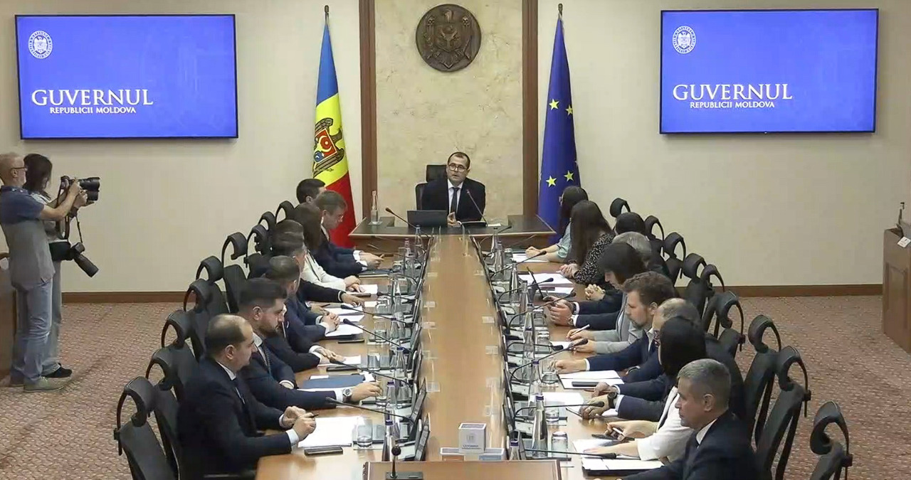 Rectificări bugetare: Guvernul alocă bani suplimentari pentru proiecte de dezvoltare, drumuri și plăți unice pentru bugetari. Deficitul ajunge la 23 de miliarde de lei