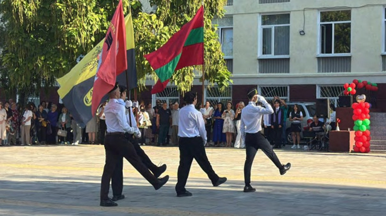 Raport Promo-LEX: Elevii din regiunea transnistreană, presați să facă pregătire militară și să semneze contracte cu structurile de la Tiraspol