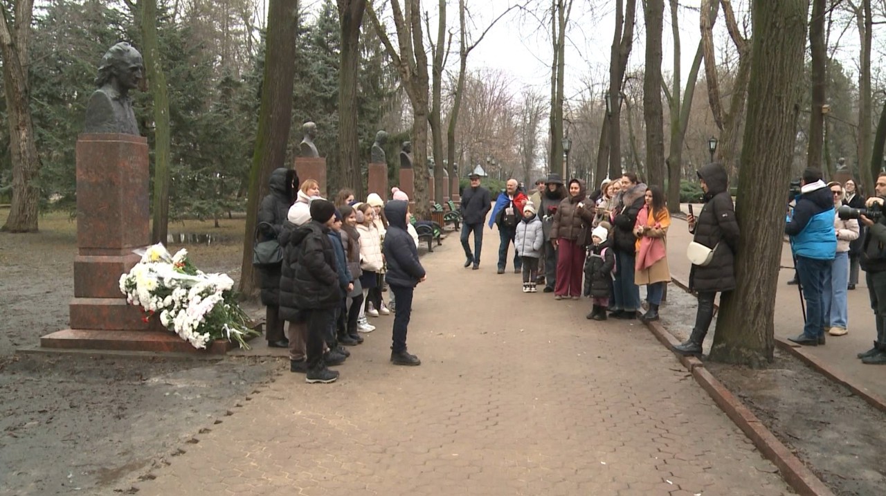 Omagiu poetului Grigore Vieru | La Chișinău au răsunat versurile marelui scriitor 