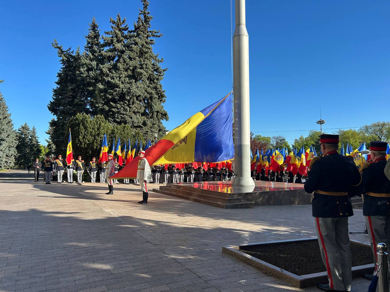 Tricolorul, de la simbol atacat, la stindard protejat de lege: Cum a schimbat Legea din 2010 percepția asupra drapelului de stat