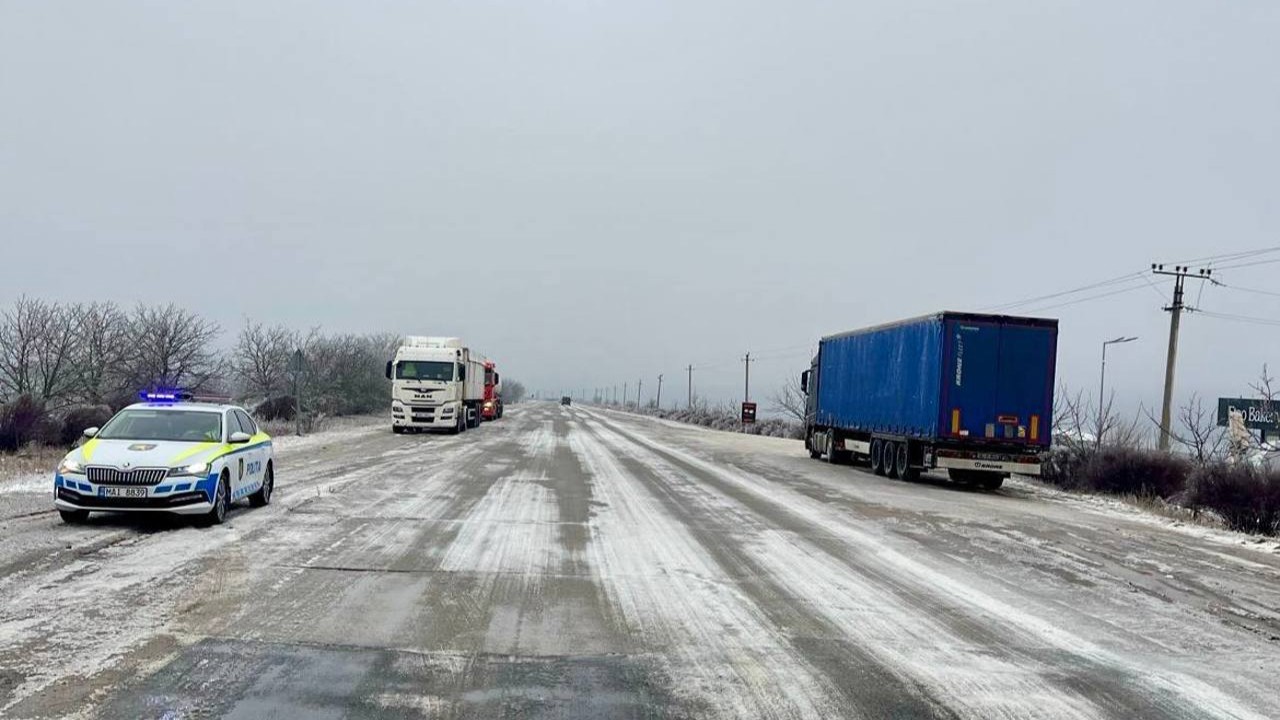 GHEȚUȘ | Drumuri alunecoase și trafic restricționat pentru camioane și autobuze