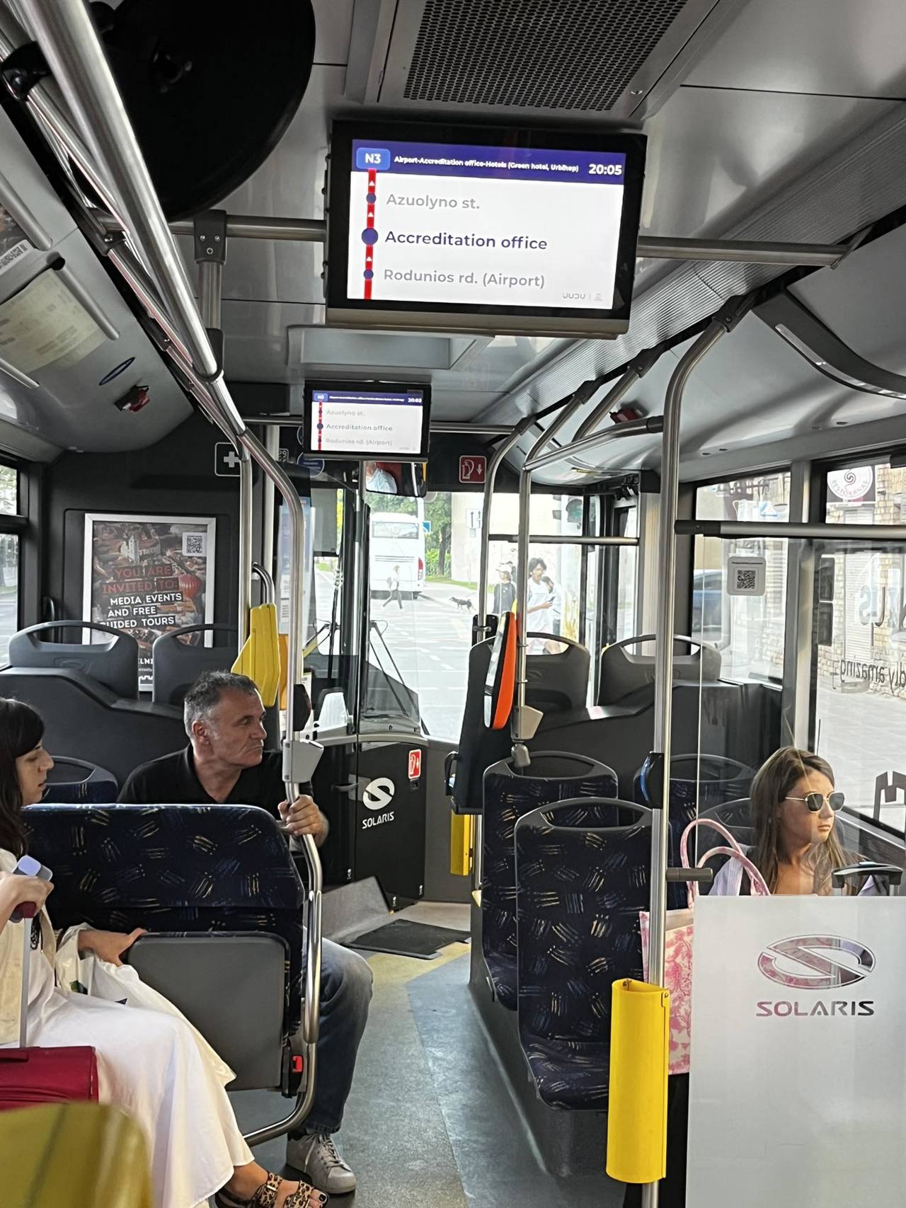 Autocarul cu care erau transportați jurnaliștii