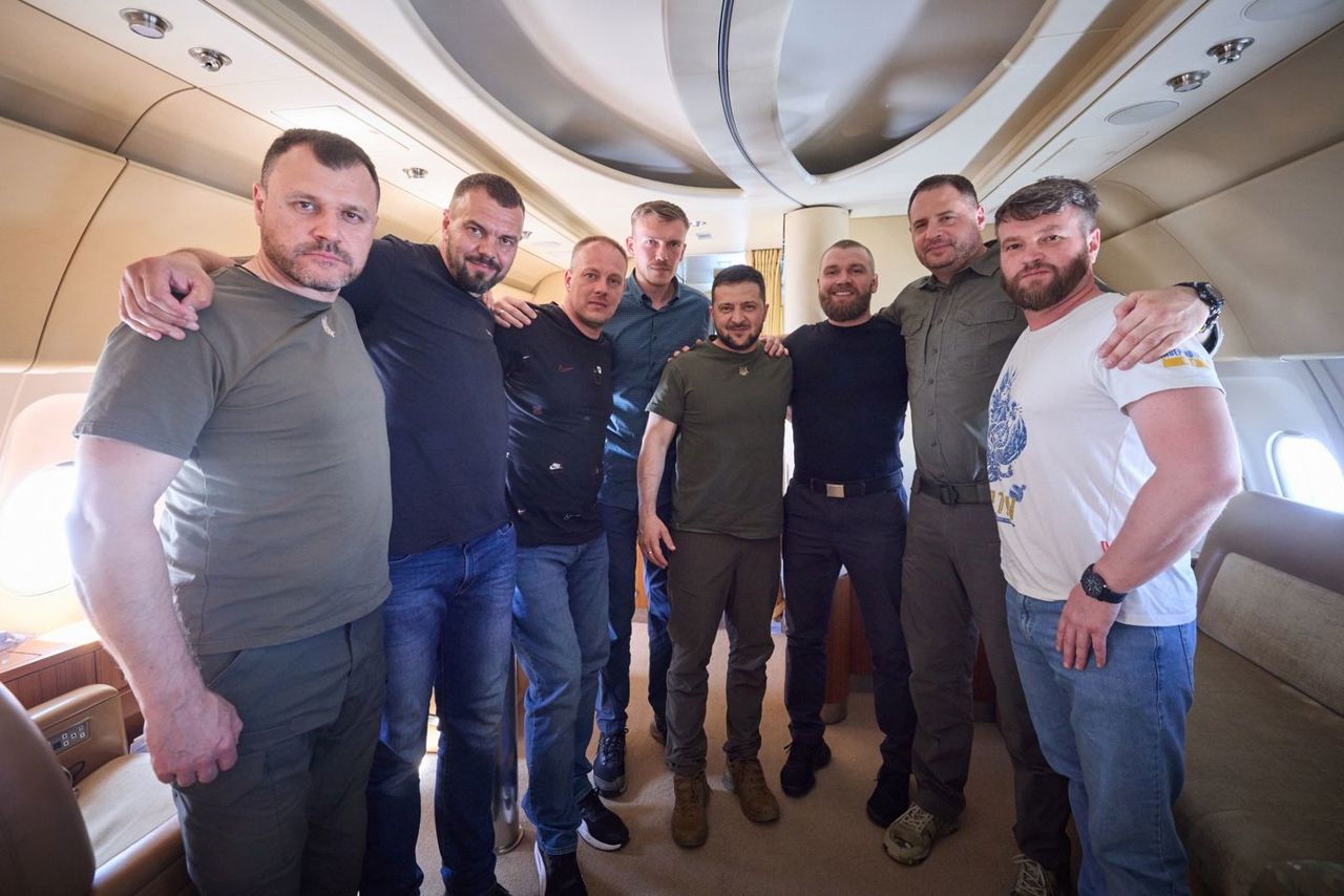 Five commanders captured at the Azovstal plant in Mariupol returned from Turkey with Volodimir Zelensky